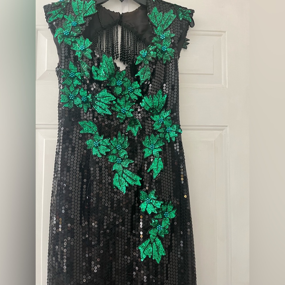 Vintage black and green sequined gown size 8 with keyhole back. - Picture 10 of 13